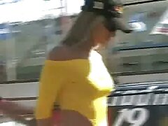ButtBunny viola il brevetto BangBike del video porno gratis di donne pelose signor Garrison!